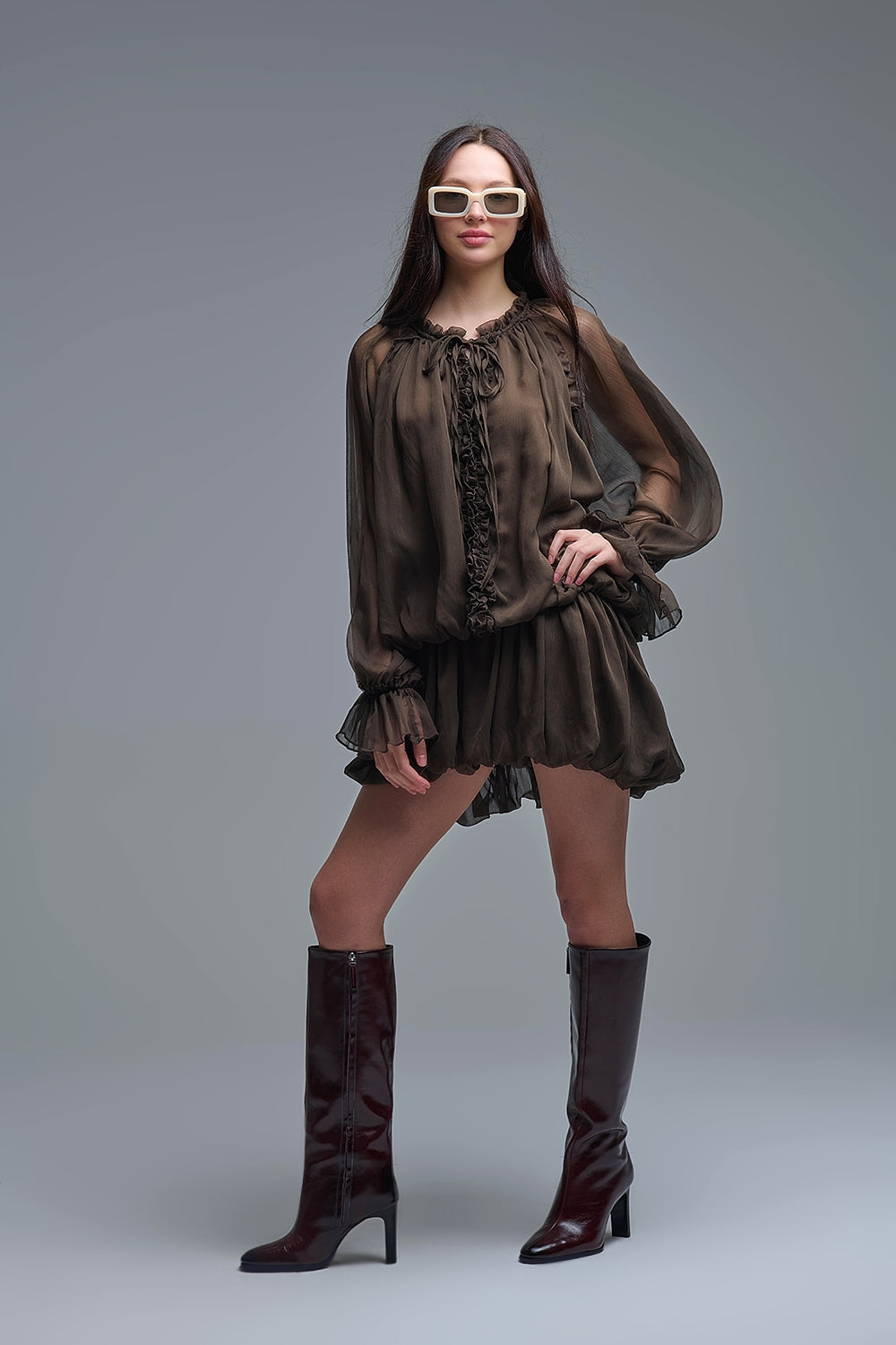 Abito romantico in chiffon marrone con vita scesa