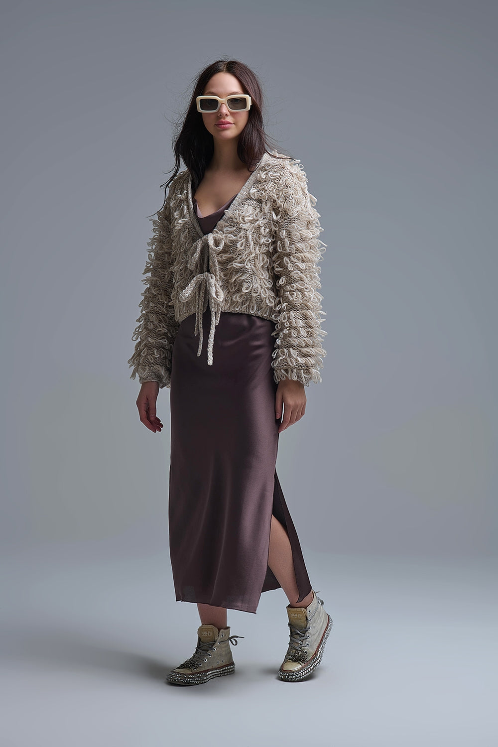 Beige Cardigan cropped in maglia grossa con scollo a V e chiusura frontale a cravatta