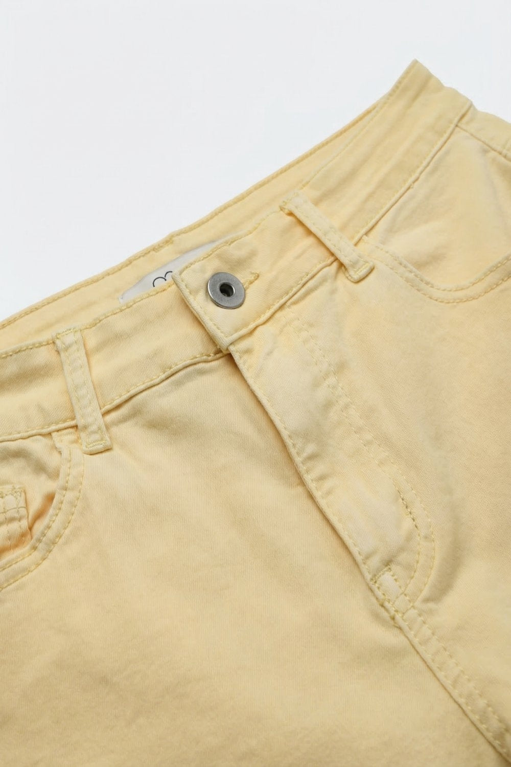 Bermuda in denim elasticizzato color Giallo Burro