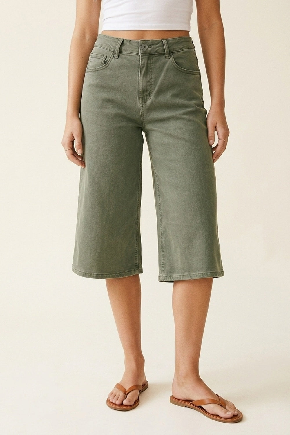 Q2 Bermuda in denim verde oliva a gamba larga e taglio cropped