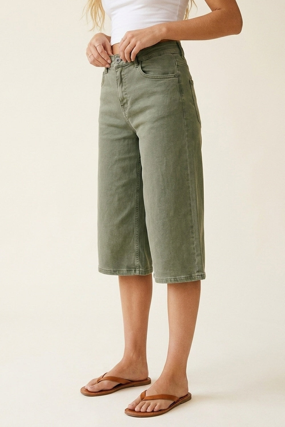 Bermuda in denim verde oliva a gamba larga e taglio cropped