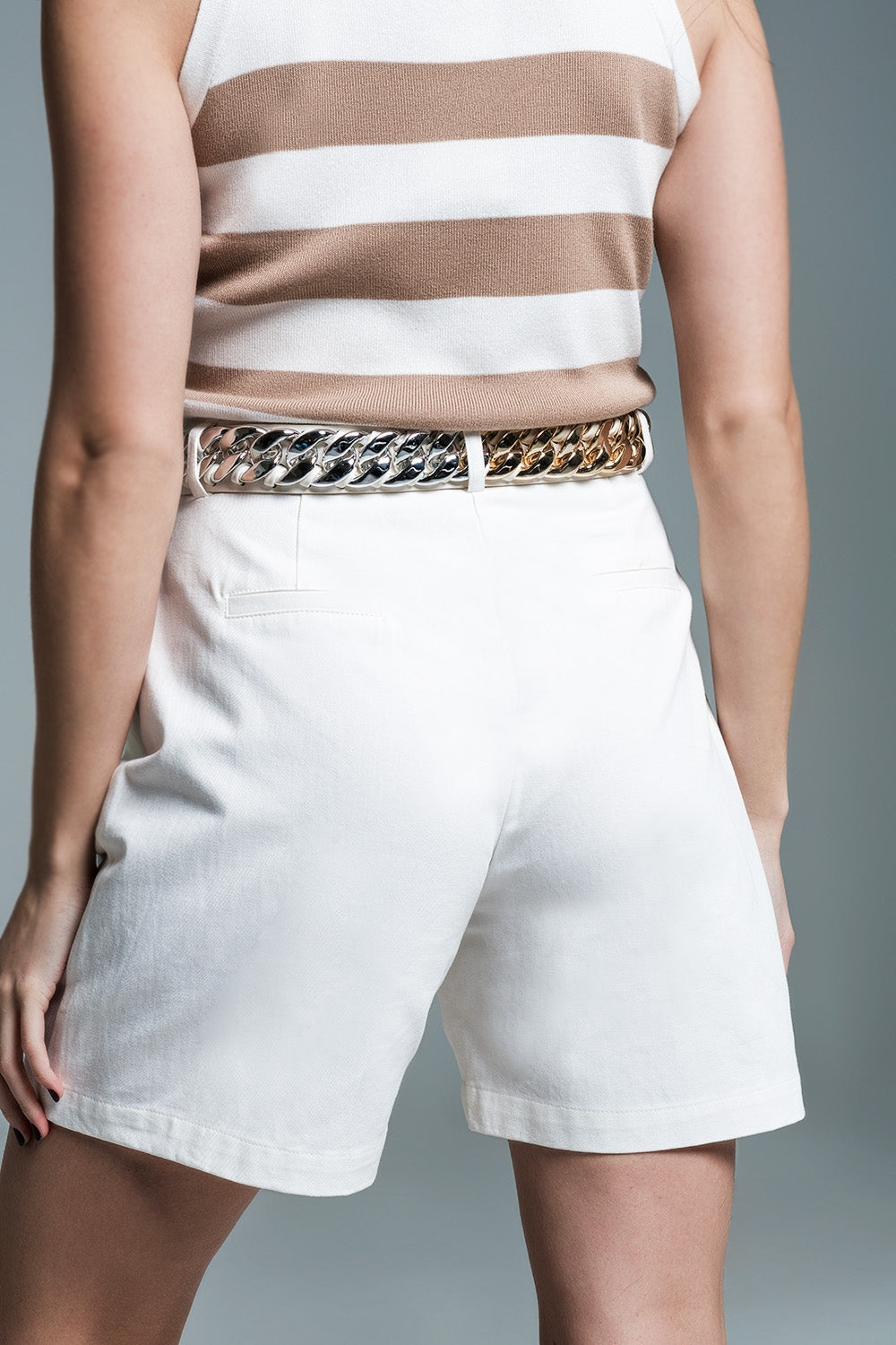 Bermuda relaxed fit con pieghe frontali in bianco