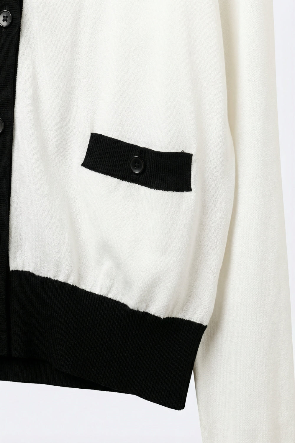 Bianco con rifiniture nere Cardigan bianco con rifiniture nere