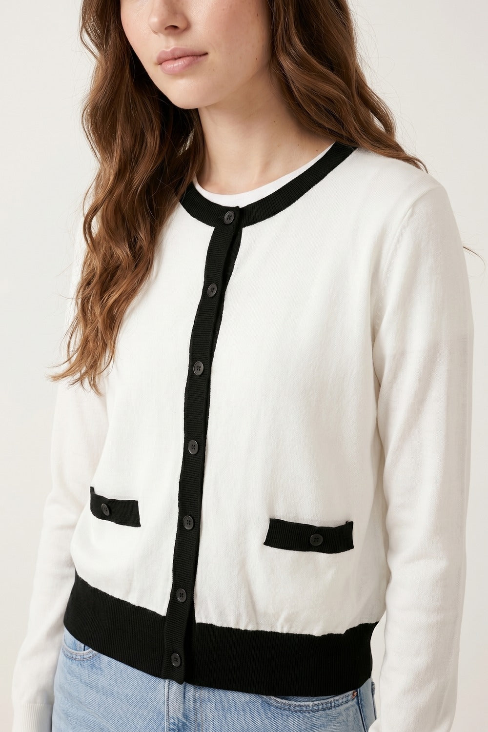 Bianco con rifiniture nere Cardigan bianco con rifiniture nere