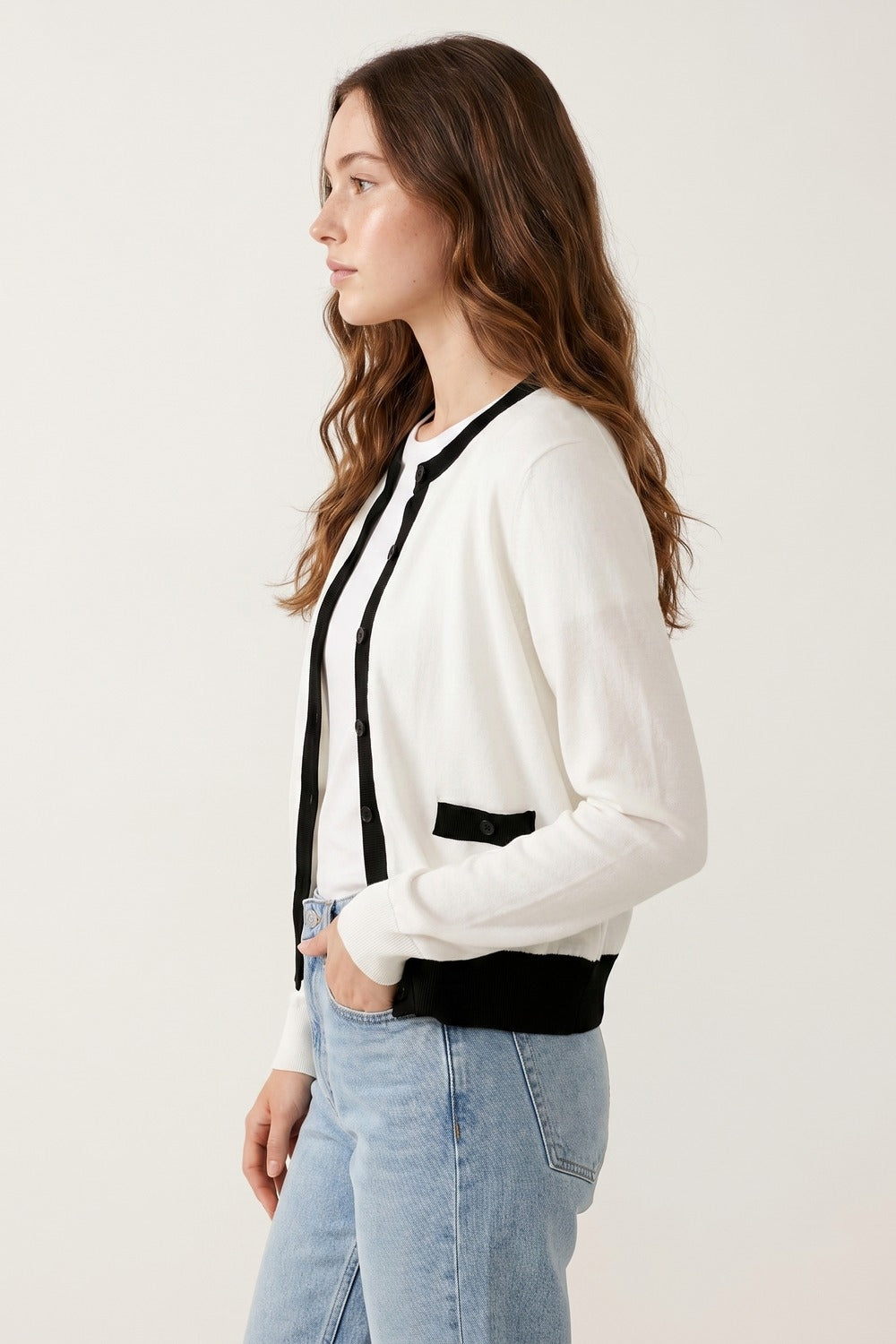 Bianco con rifiniture nere Cardigan bianco con rifiniture nere