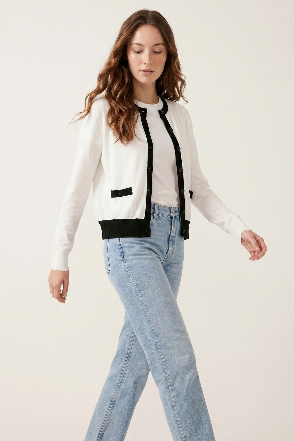 Bianco con rifiniture nere Cardigan bianco con rifiniture nere