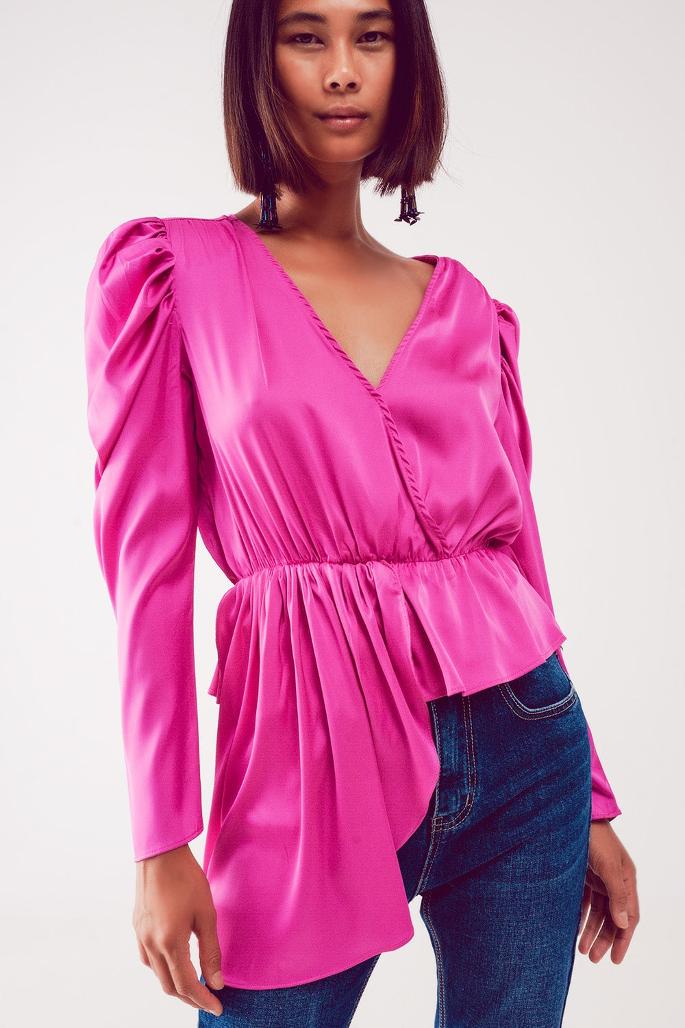 Blusa asimmetrica con maniche a sbuffo in fucsia