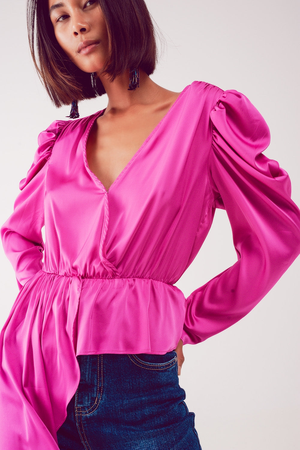 Blusa asimmetrica con maniche a sbuffo in fucsia