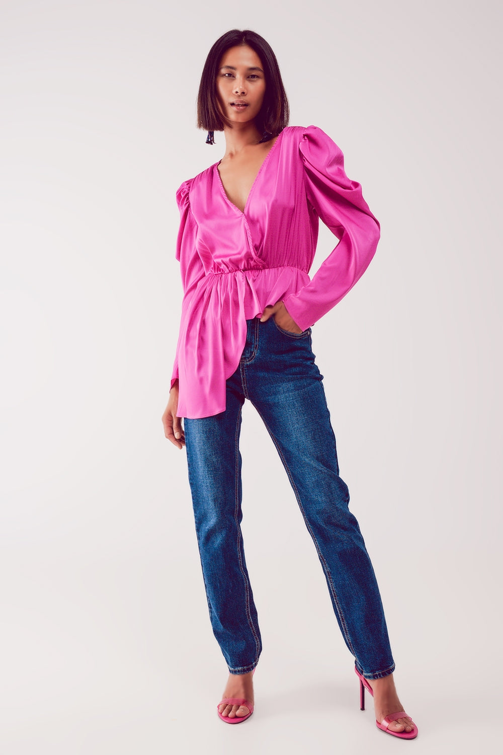 Q2 Blusa asimmetrica con maniche a sbuffo in fucsia