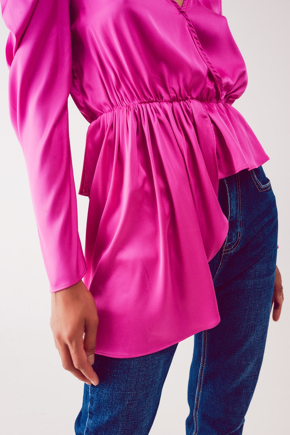 Blusa asimmetrica con maniche a sbuffo in fucsia