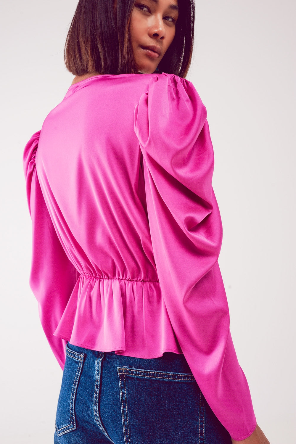 Blusa asimmetrica con maniche a sbuffo in fucsia