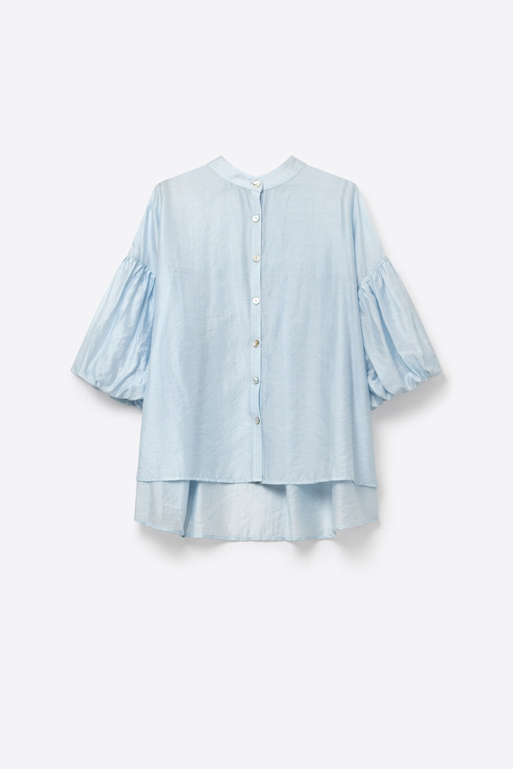 Blusa azzurra con maniche a sbuffo e bottoni sul retro