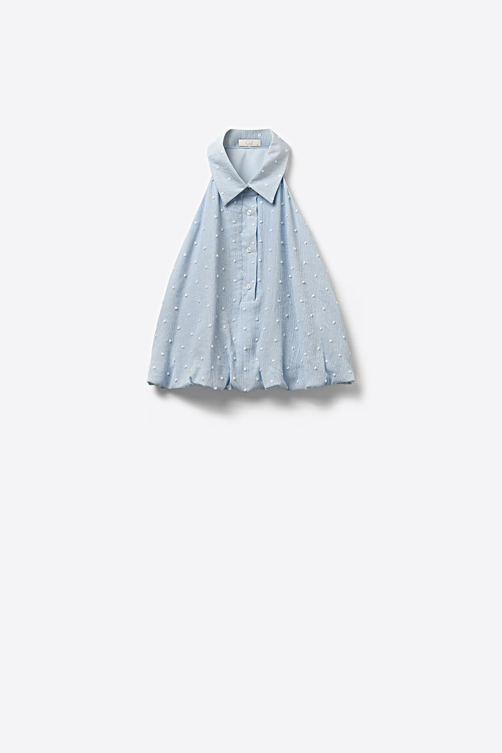 Blusa azzurra ricamata a pois con bottoni