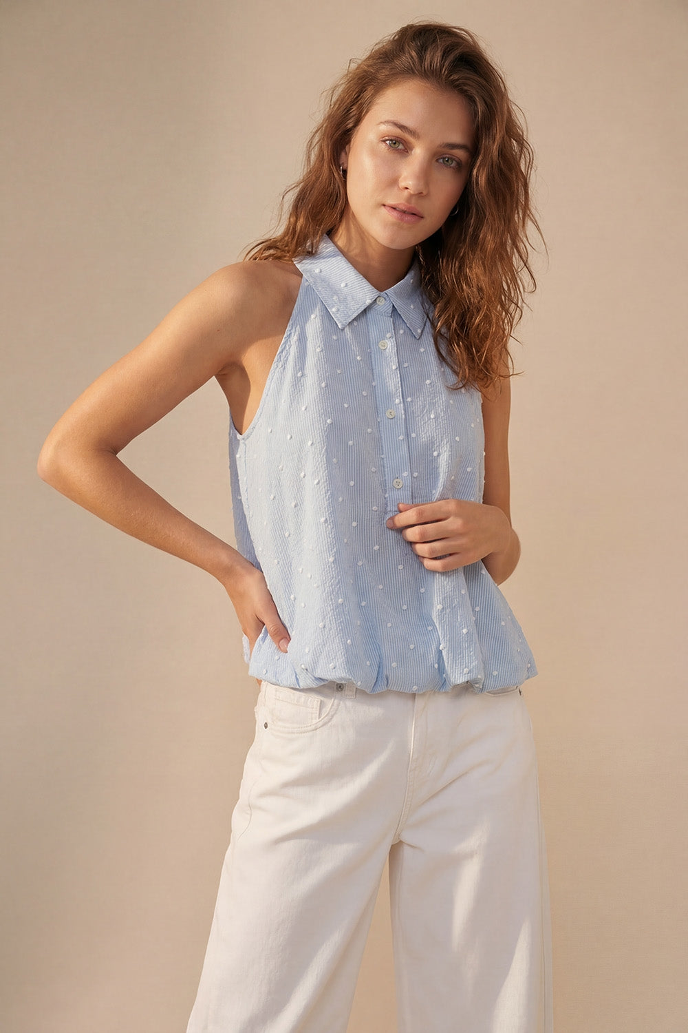 Blusa azzurra ricamata a pois con bottoni