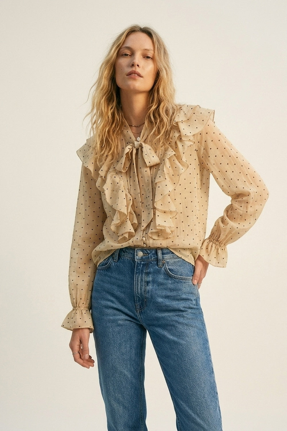 Q2 Blusa Beige a Pois con Volant e Collo a Fiocco