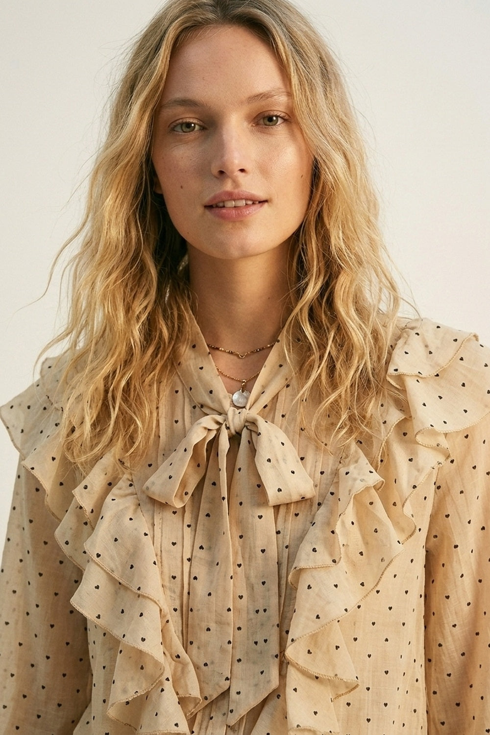 Blusa Beige a Pois con Volant e Collo a Fiocco