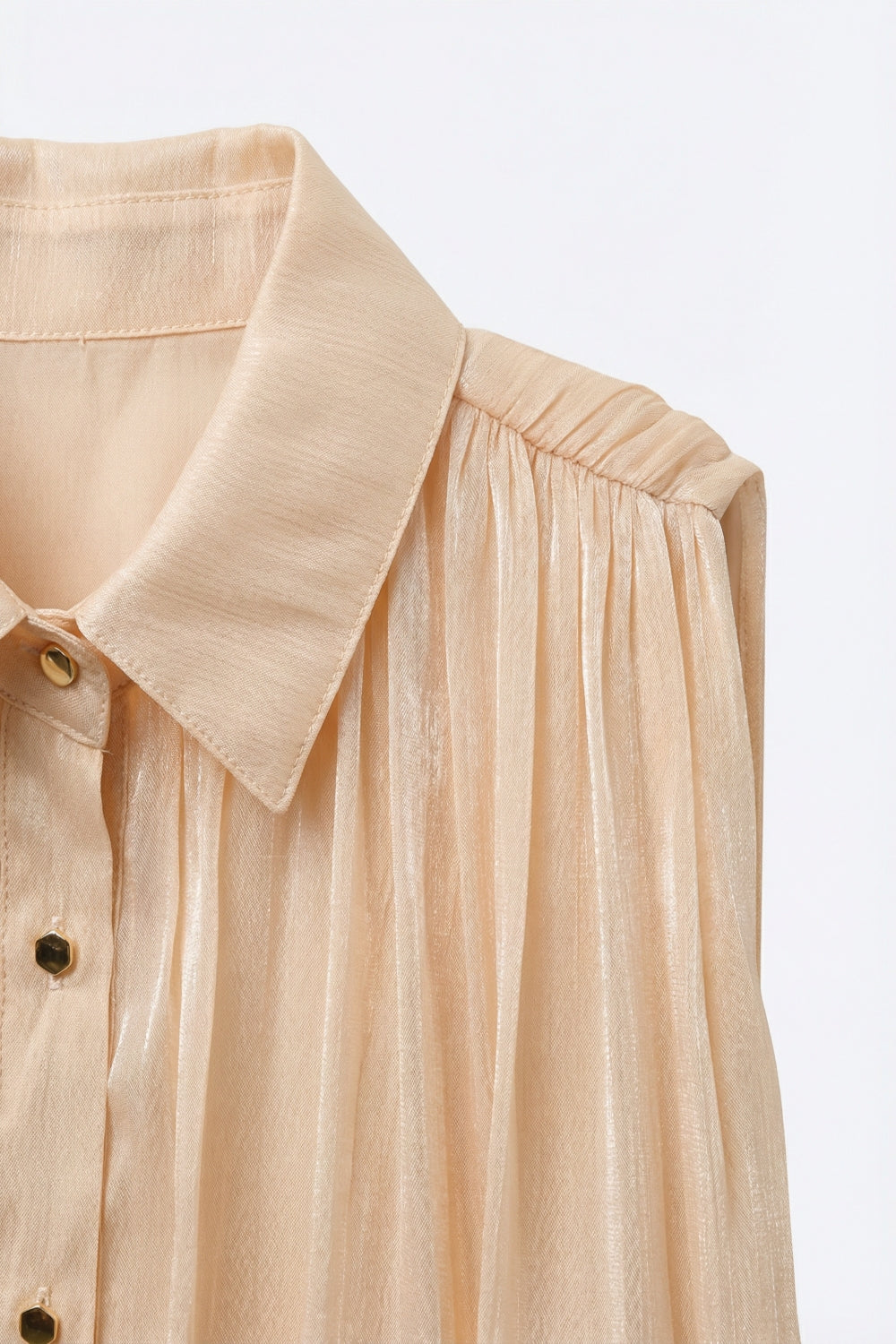 Blusa beige con orlo arricciato e bottoni dorati