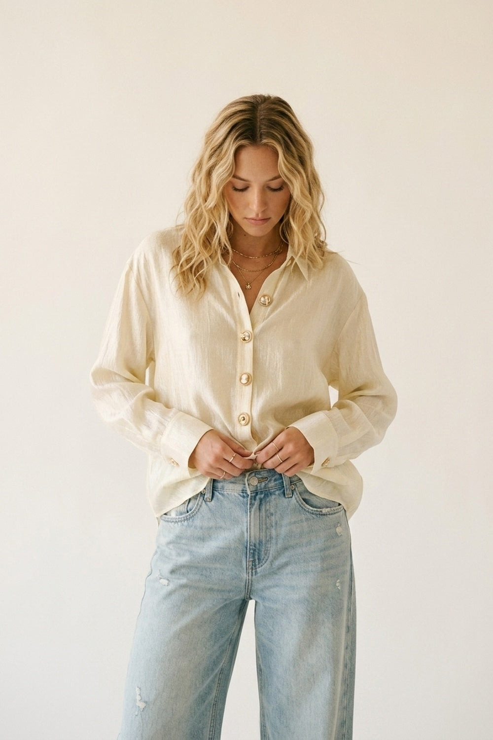 Q2 blusa beige in tessuto brillante con bottoni retrò