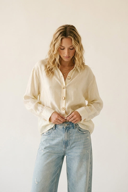 Q2 blusa beige in tessuto brillante con bottoni retrò