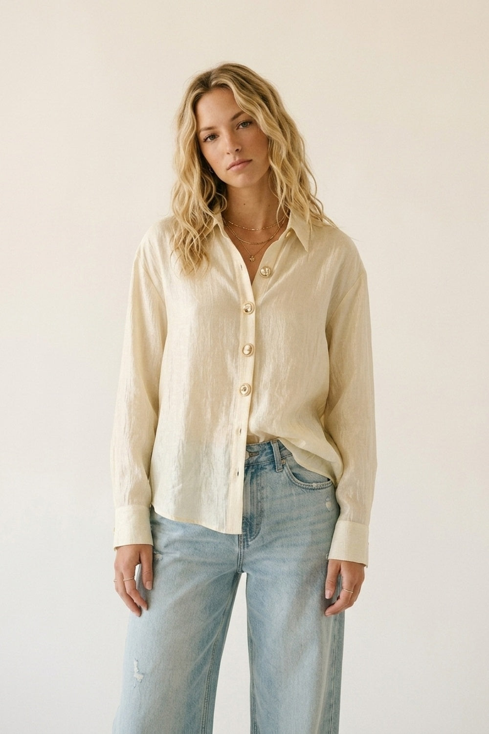 blusa beige in tessuto brillante con bottoni retrò
