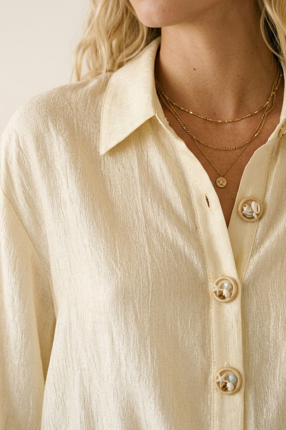 blusa beige in tessuto brillante con bottoni retrò