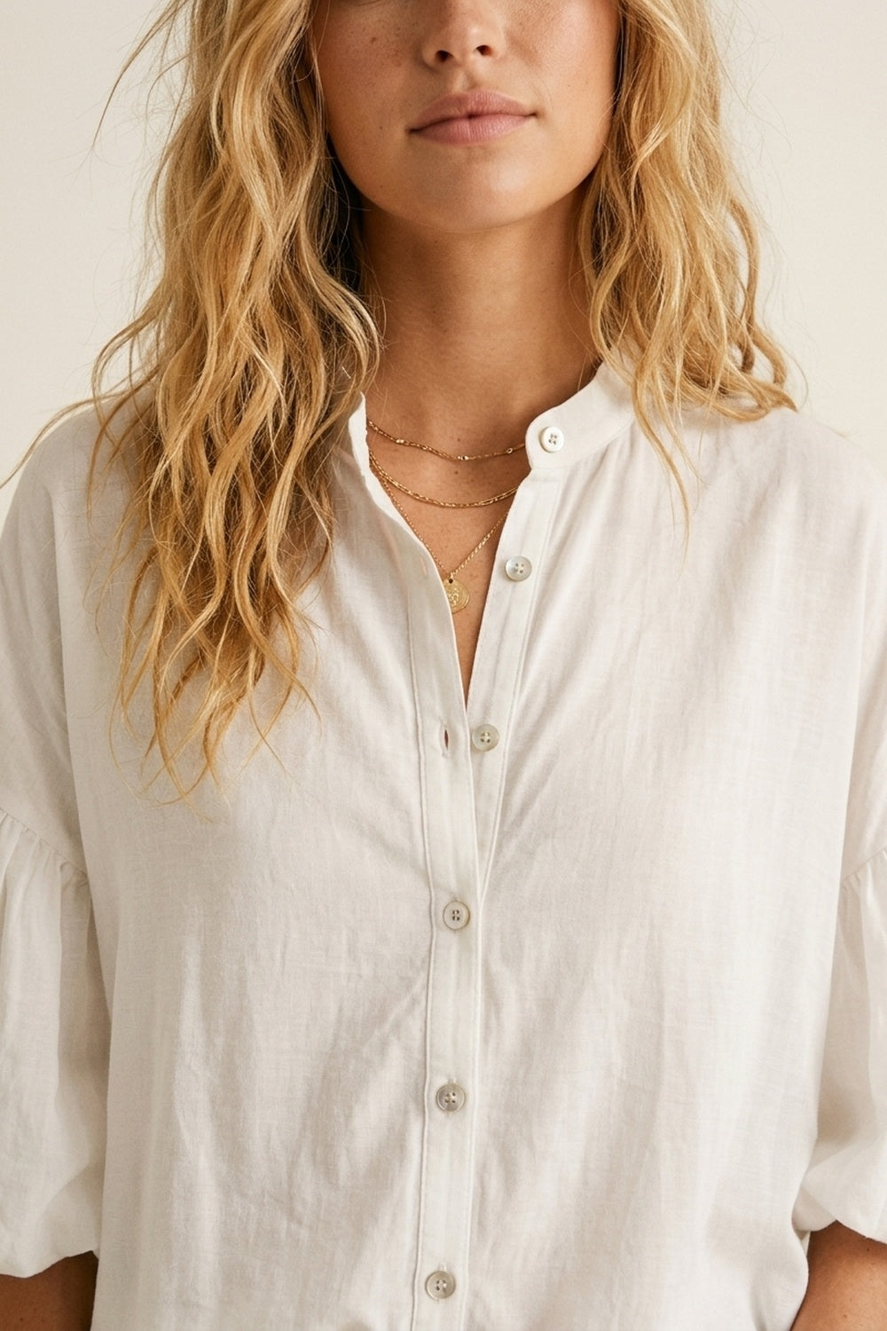 Blusa Bianca con Bottoni Davanti e Maniche a Sbuffo con Orlo Asimmetrico