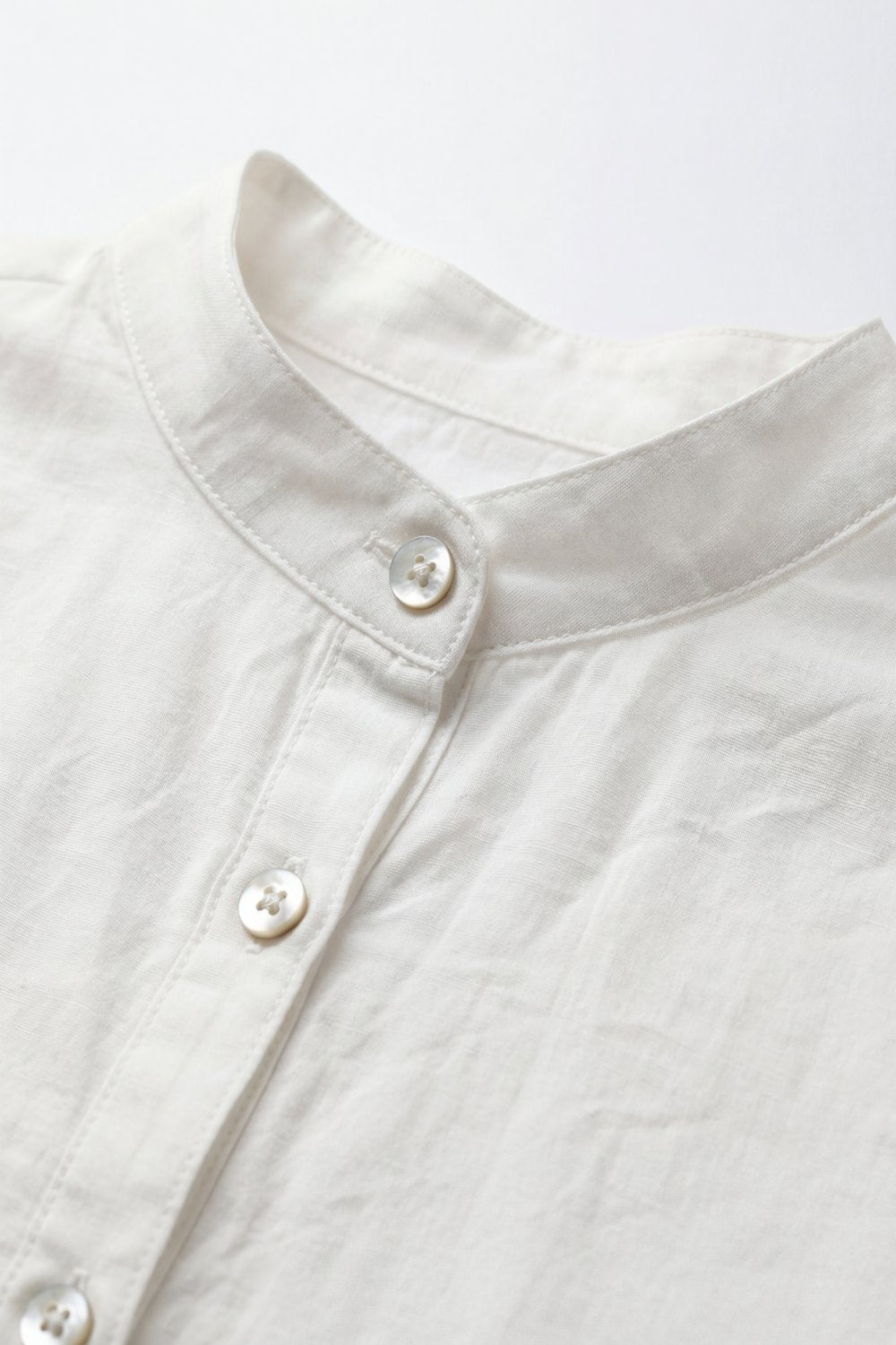 Blusa Bianca con Bottoni Davanti e Maniche a Sbuffo con Orlo Asimmetrico