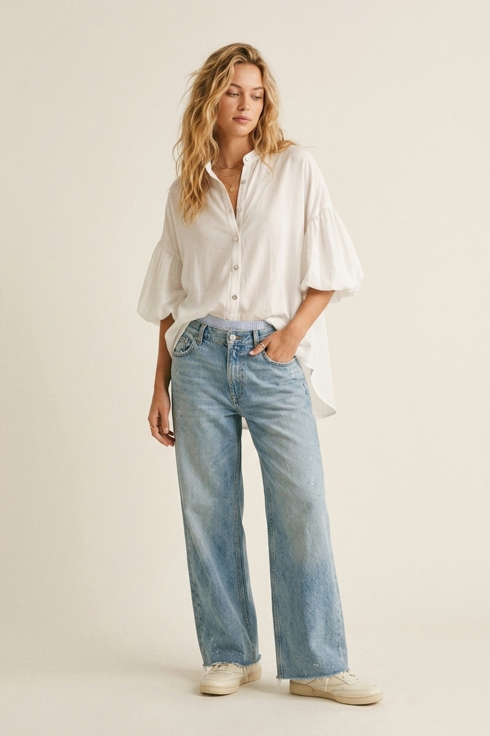 Blusa Bianca con Bottoni Davanti e Maniche a Sbuffo con Orlo Asimmetrico