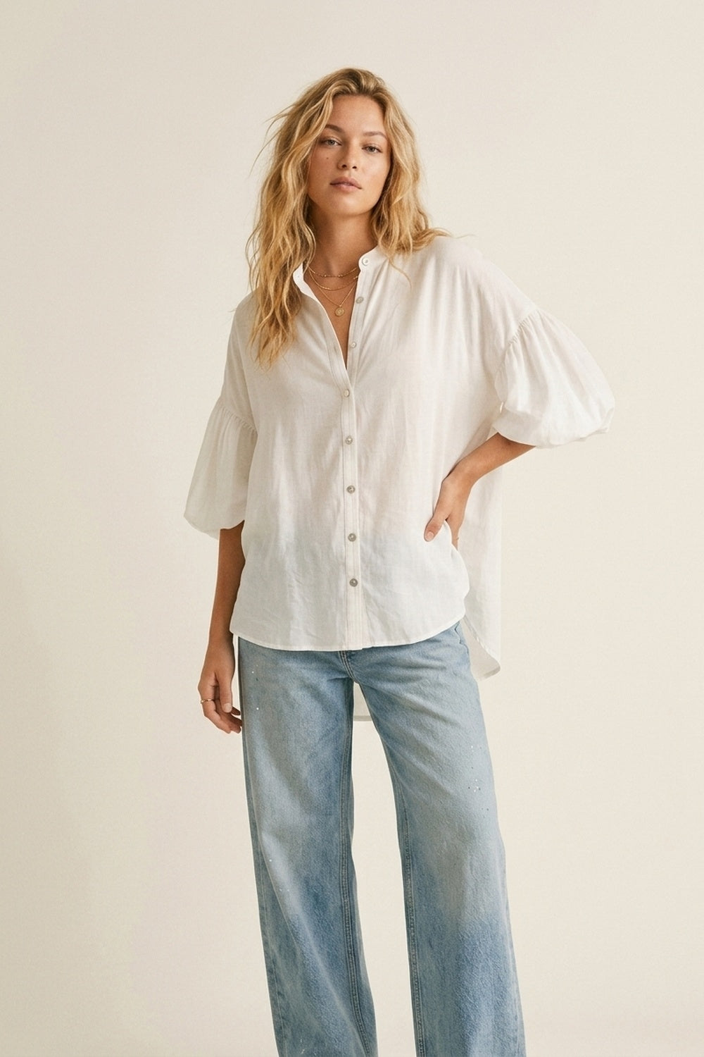 Blusa Bianca con Bottoni Davanti e Maniche a Sbuffo con Orlo Asimmetrico