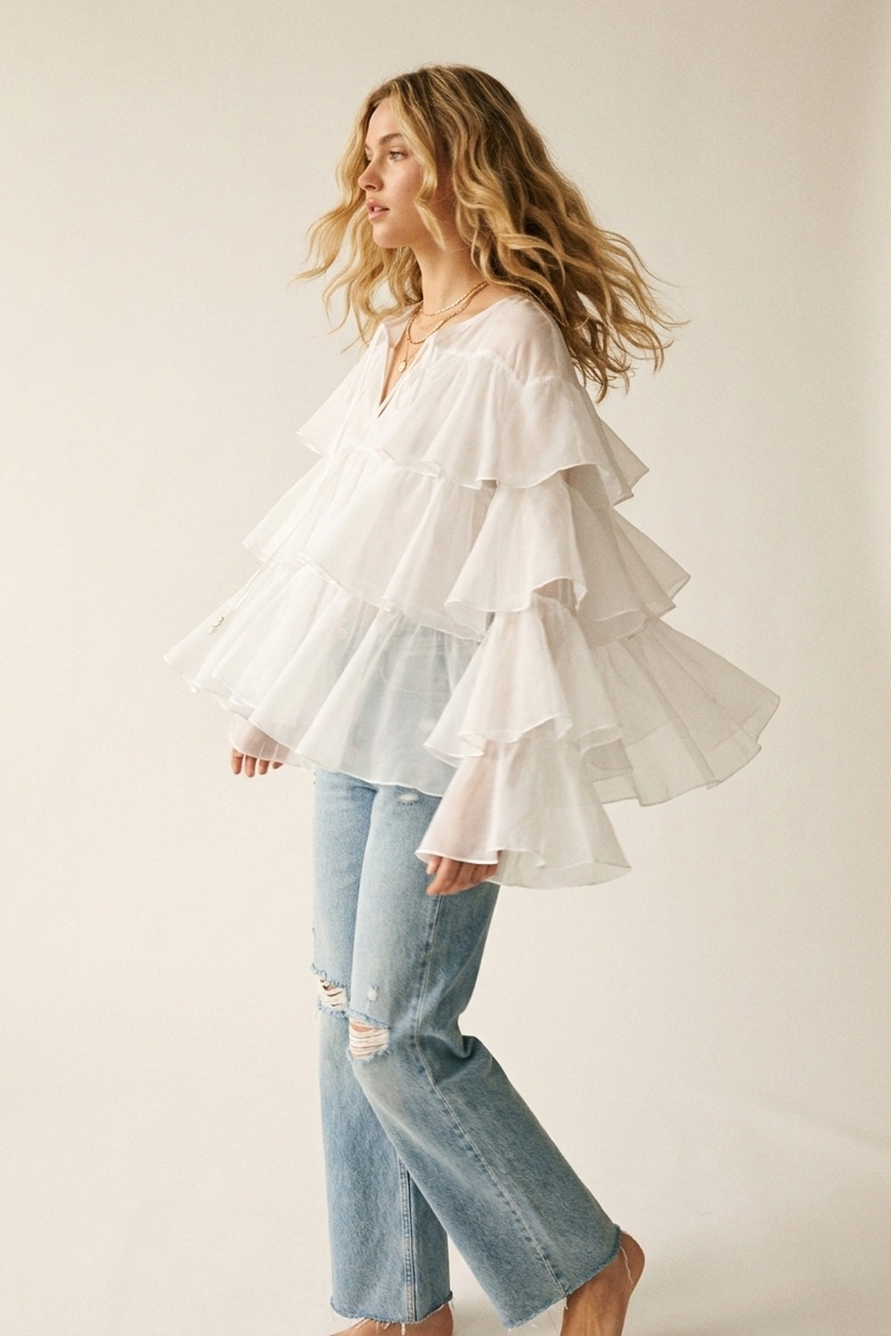 Q2 Blusa bianca con volant a strati e peplo con fiocco al collo