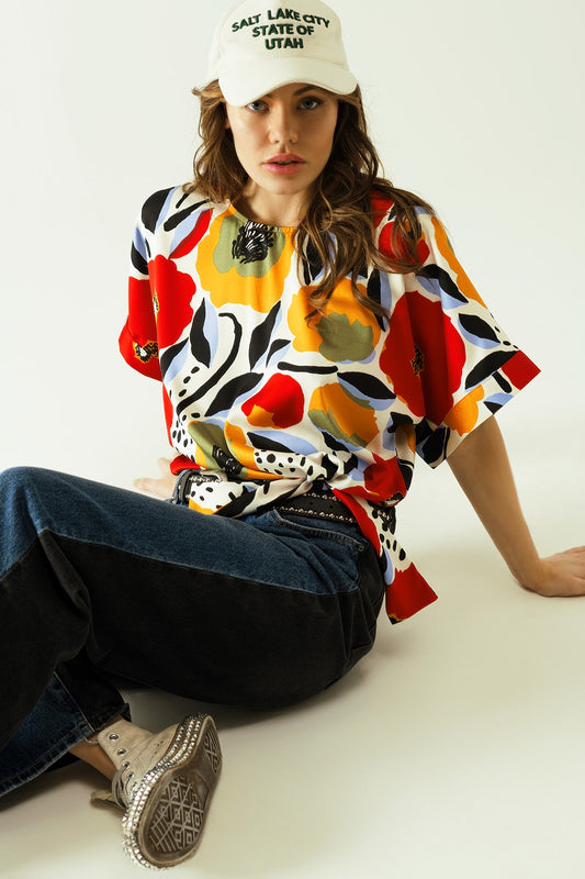 Q2 blusa bianca oversize con disegni di papaveri e maniche corte