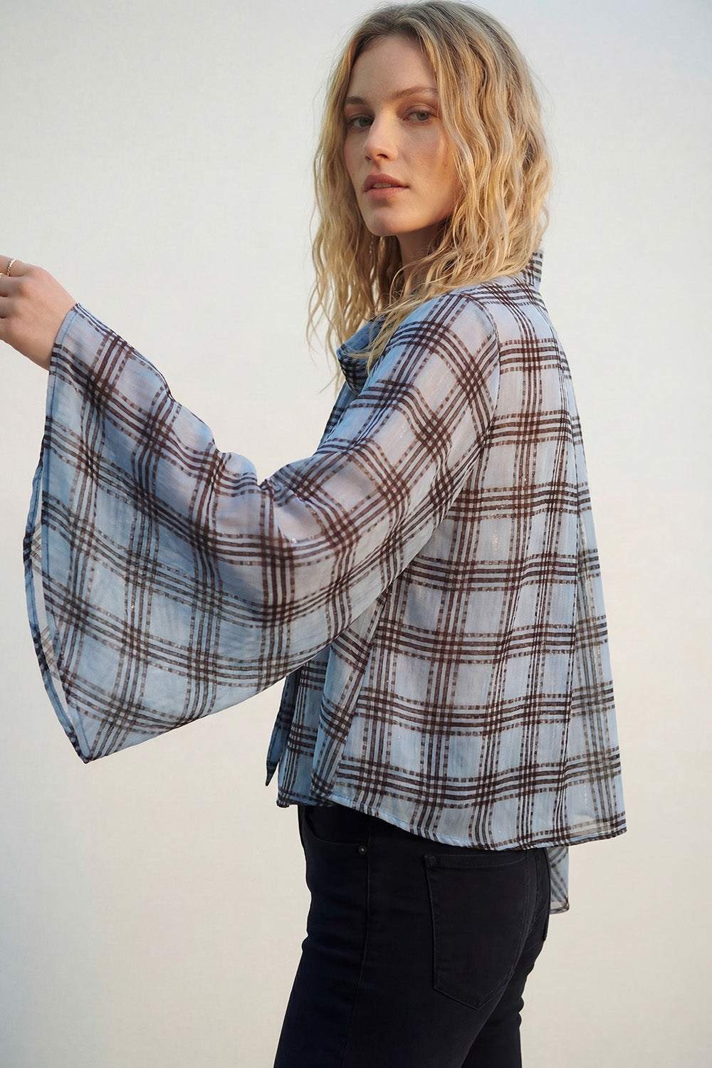 blusa blu in chiffon con stampa a quadri con maniche ampie e cravatta al collo