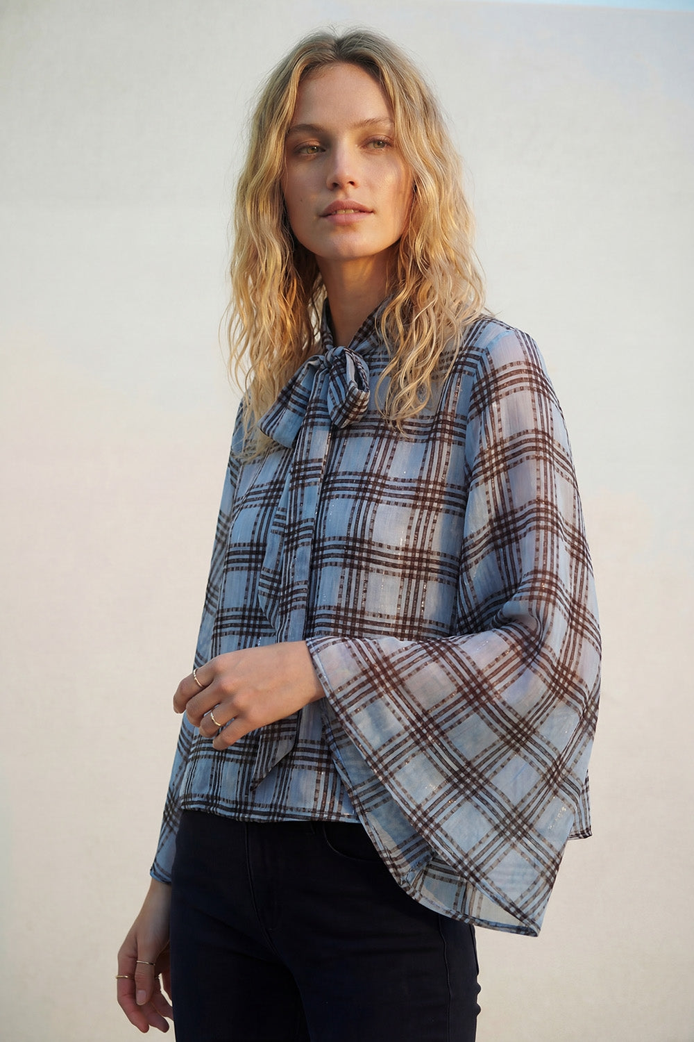 blusa blu in chiffon con stampa a quadri con maniche ampie e cravatta al collo
