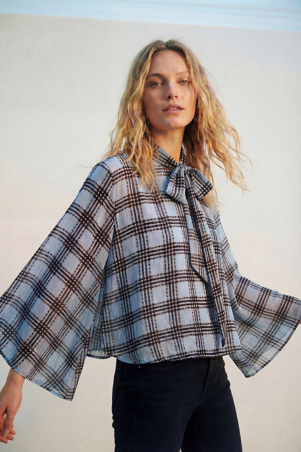 Q2 blusa blu in chiffon con stampa a quadri con maniche ampie e cravatta al collo