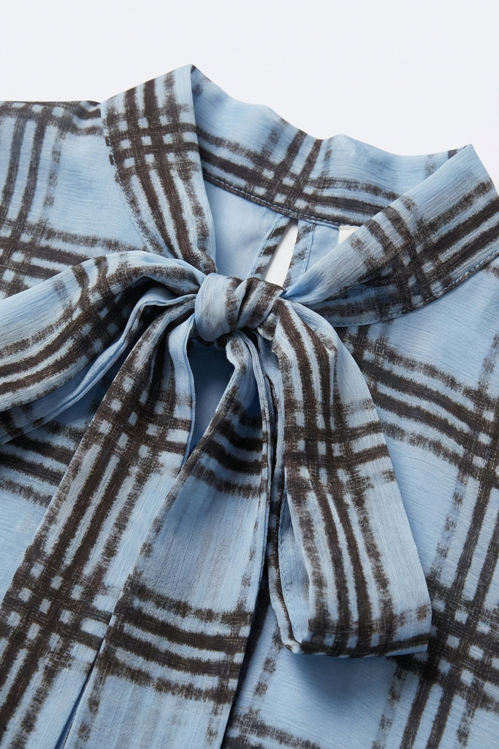 blusa blu in chiffon con stampa a quadri con maniche ampie e cravatta al collo