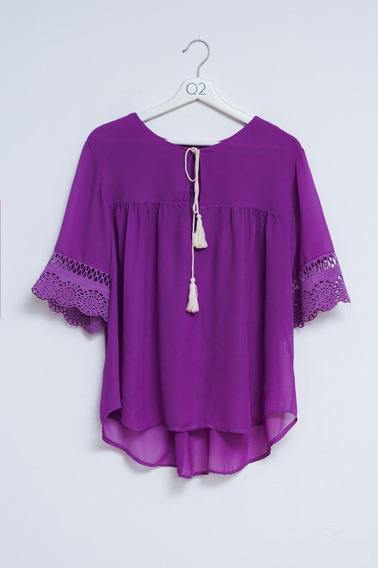 Q2 Blusa con finiture in pizzo allacciata sul davanti viola