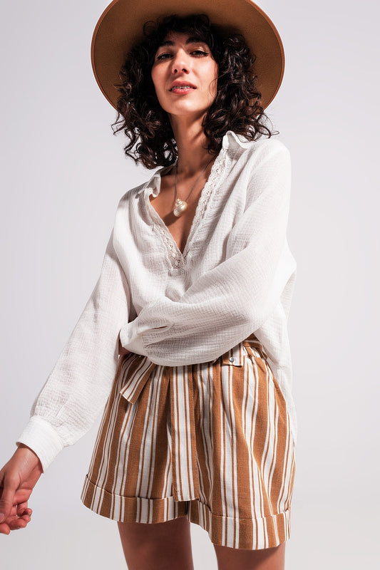 Q2 Blusa con scollo a V color crema con dettagli in pizzo