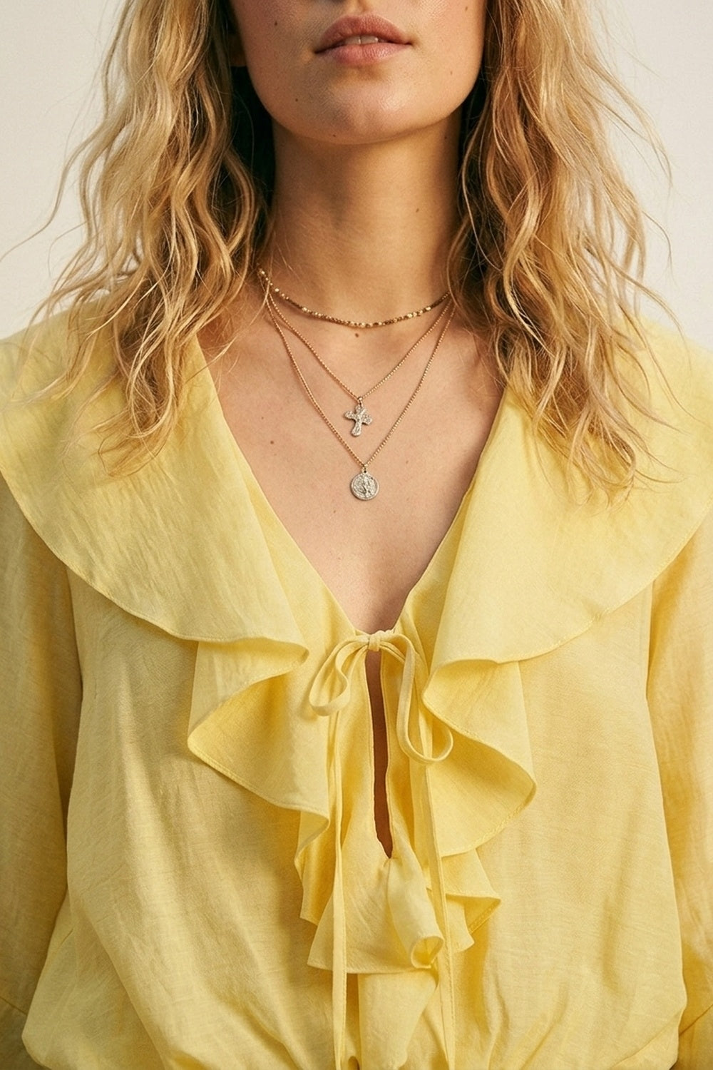 Blusa Gialla a Maniche Lunghe con Volant e Nodo Davanti