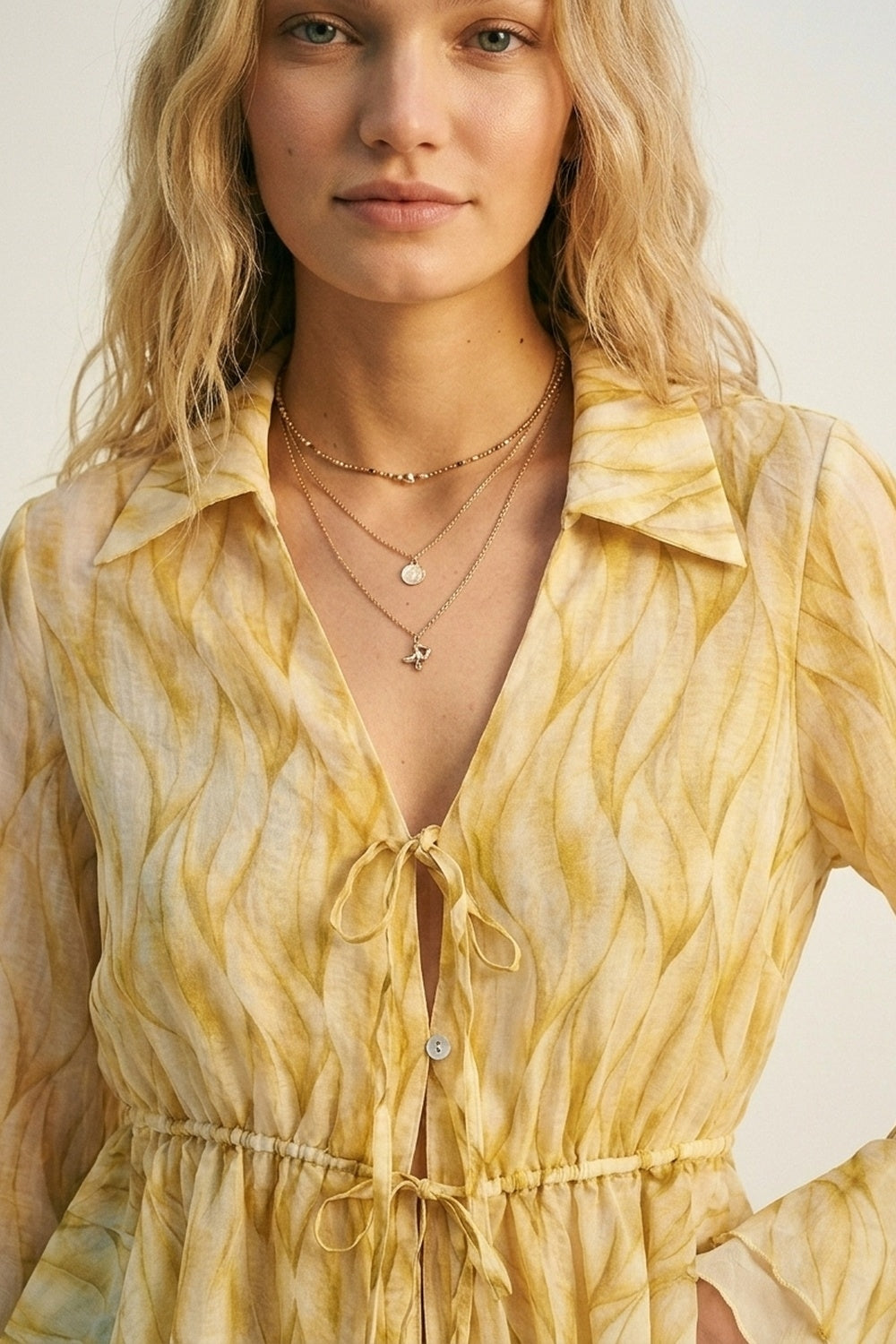 Blusa Gialla Trasparente con Stampa e Cintura in Vita con Orlo Arricciato