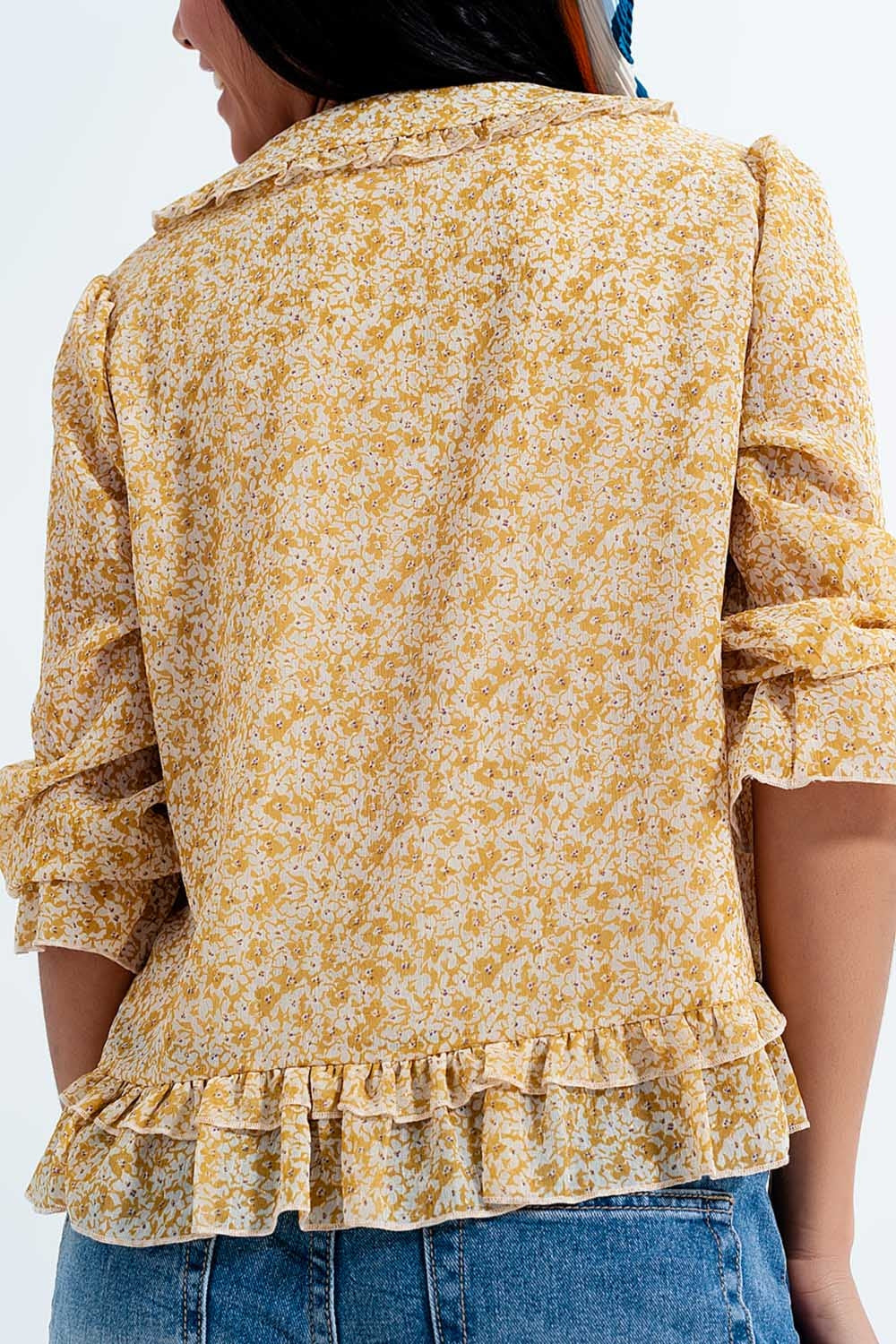 Blusa in chiffon con laccetti davanti e stampa a fiorellini giallo