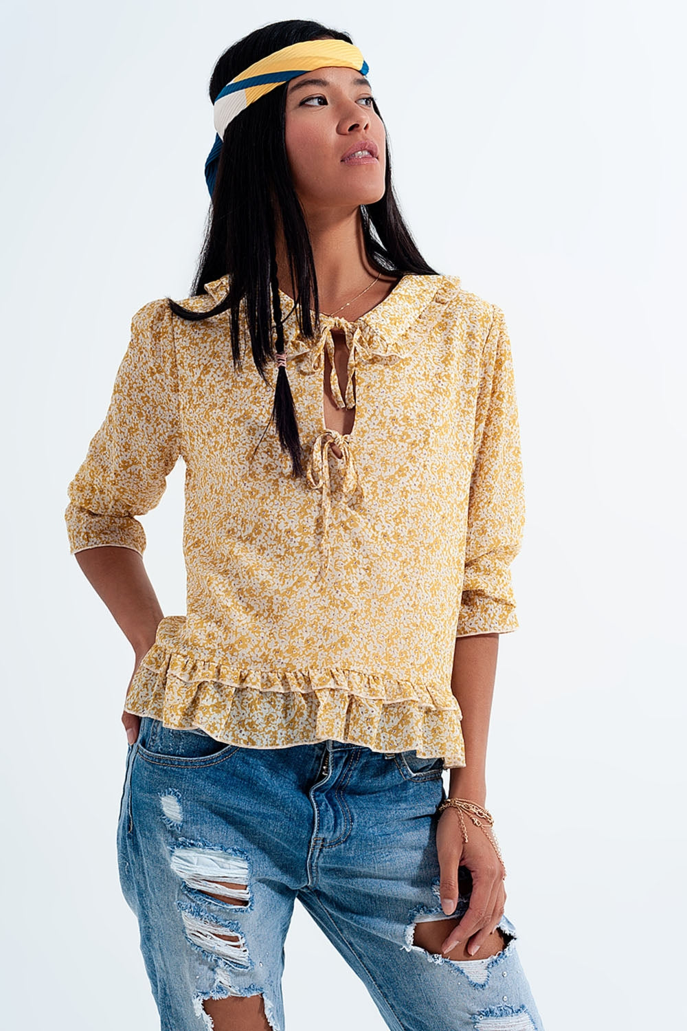 Blusa in chiffon con laccetti davanti e stampa a fiorellini giallo