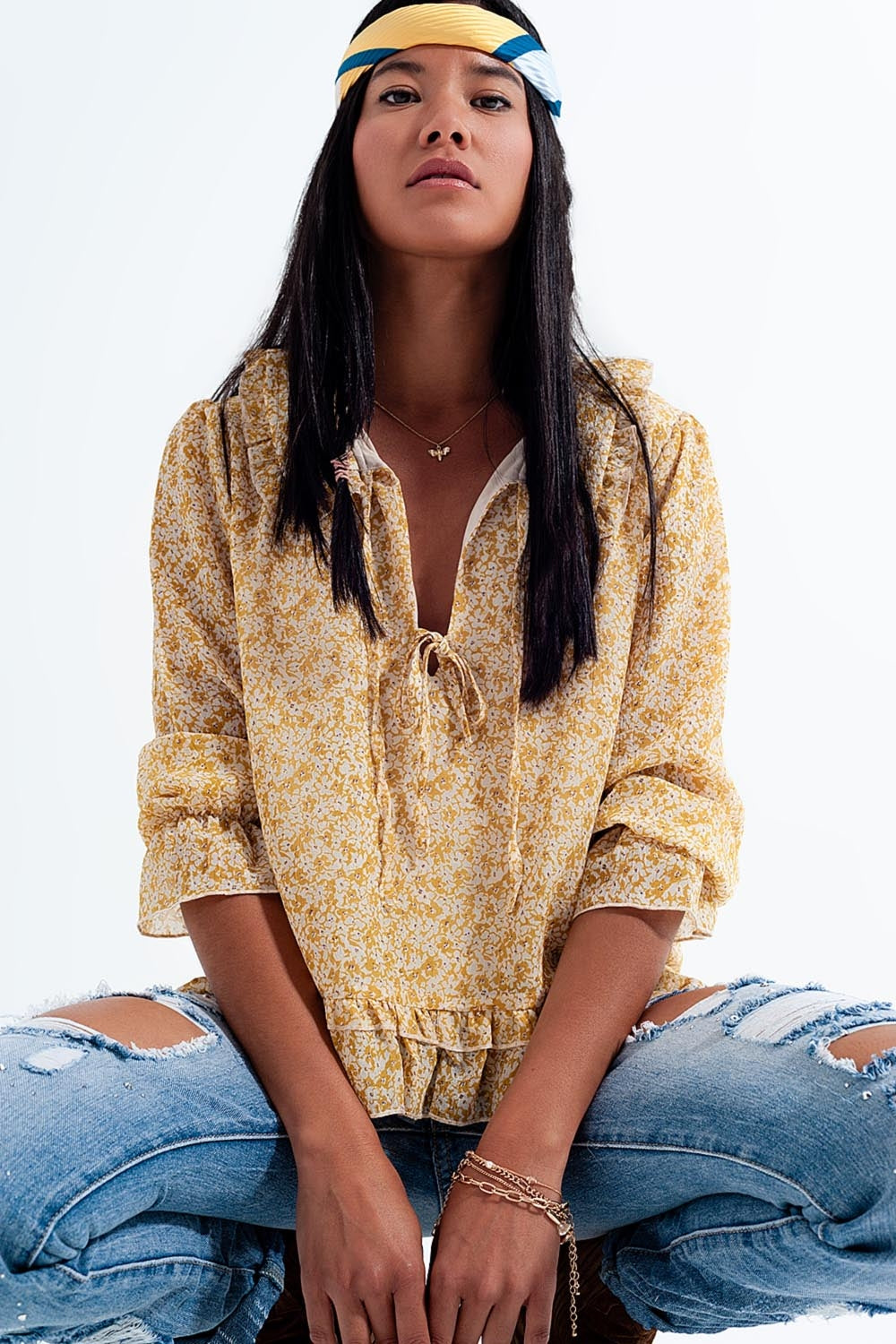 Blusa in chiffon con laccetti davanti e stampa a fiorellini giallo