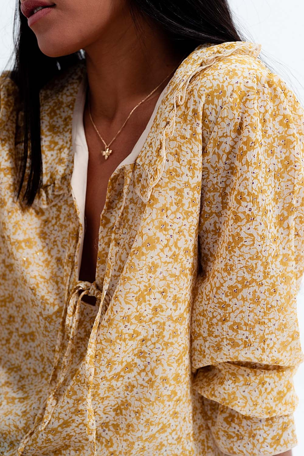 Blusa in chiffon con laccetti davanti e stampa a fiorellini giallo