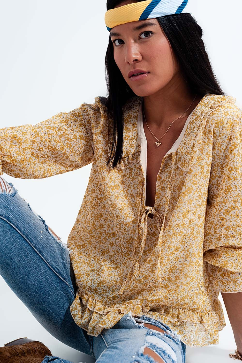 Blusa in chiffon con laccetti davanti e stampa a fiorellini giallo