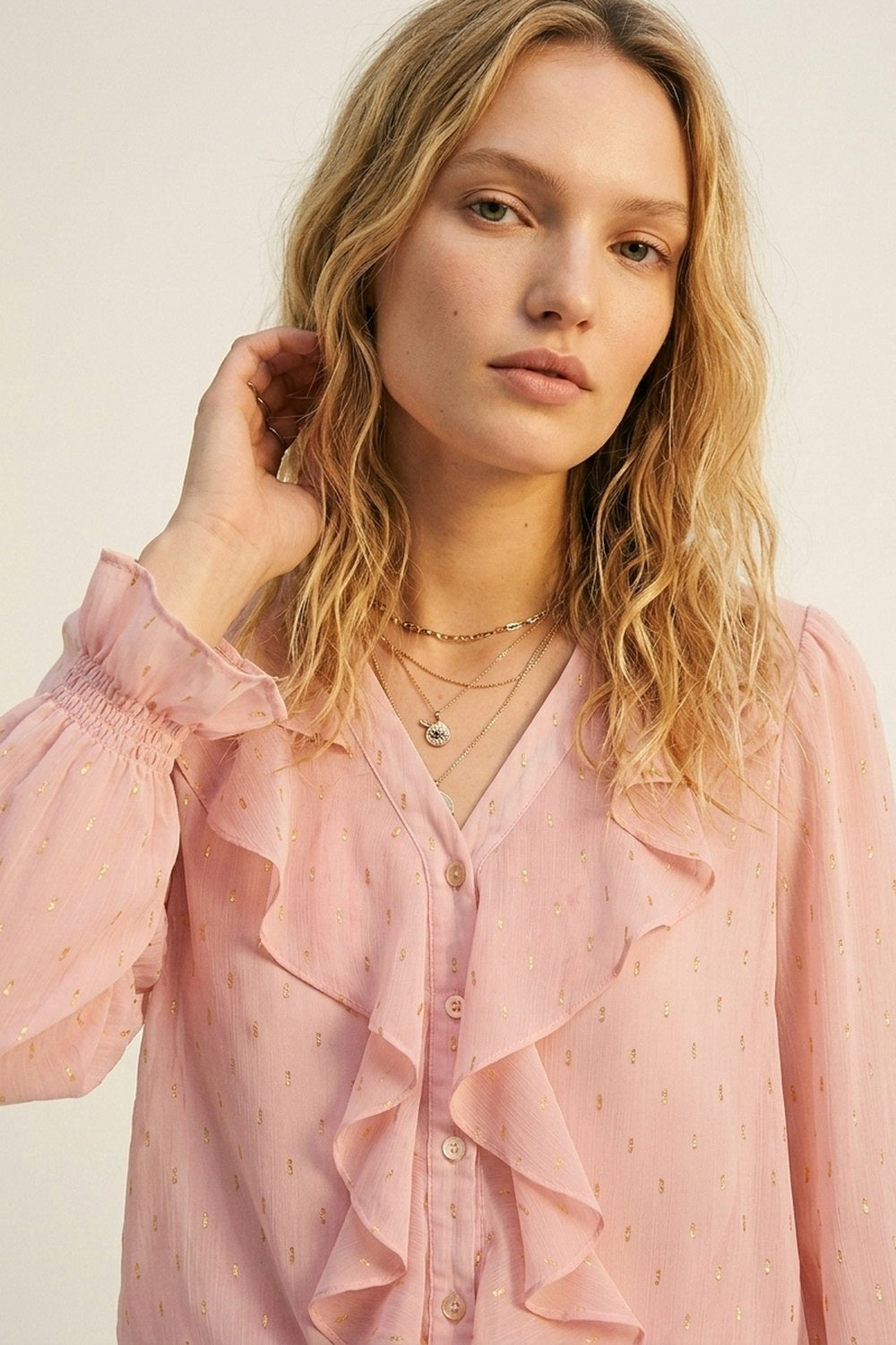 Blusa in Chiffon con Volant e Bottoni a Pois Dorati in Rosa Chiaro