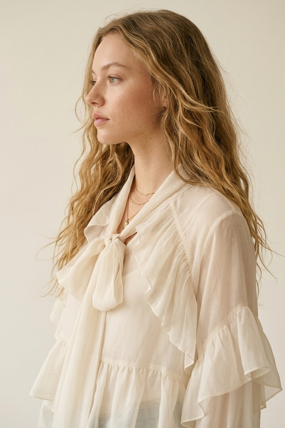 Blusa in Chiffon Crema con Volant Sfumati