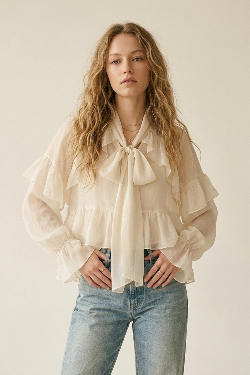 Blusa in Chiffon Crema con Volant Sfumati
