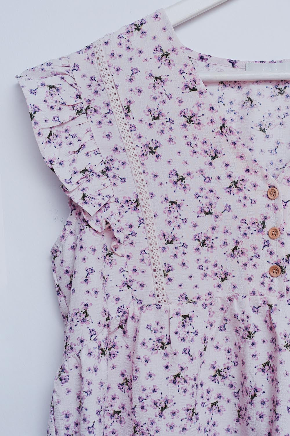 Blusa in lilla con volant e ricamo