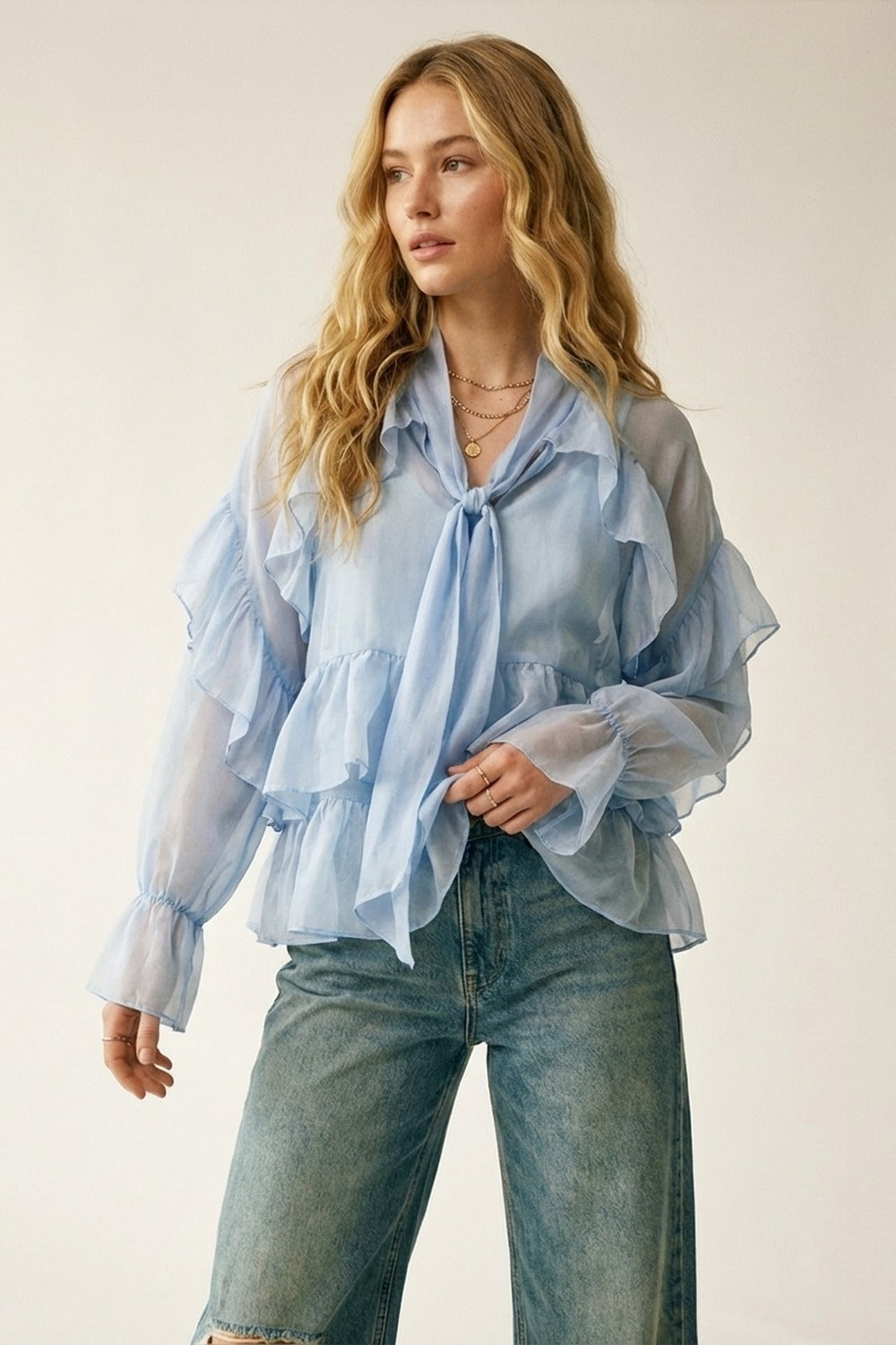 Q2 Blusa leggera azzurra con volant trasparenti in tessuto di chiffon