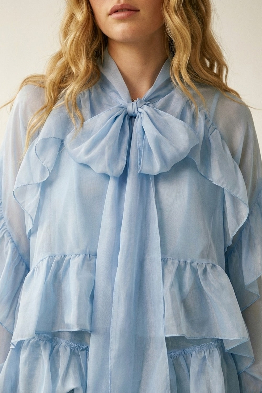 Blusa leggera azzurra con volant trasparenti in tessuto di chiffon